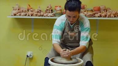 微笑的女孩正在陶器店里<strong>煮锅</strong>